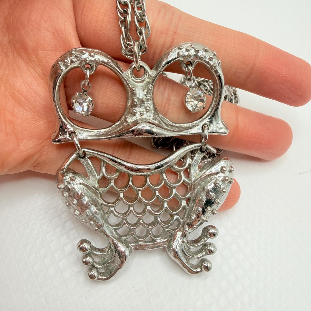 Vintage 23" Silver Tone Chain Frog Amphibian Pendant Necklace w/ Rhinestone Eyes - Picture 4 of 8